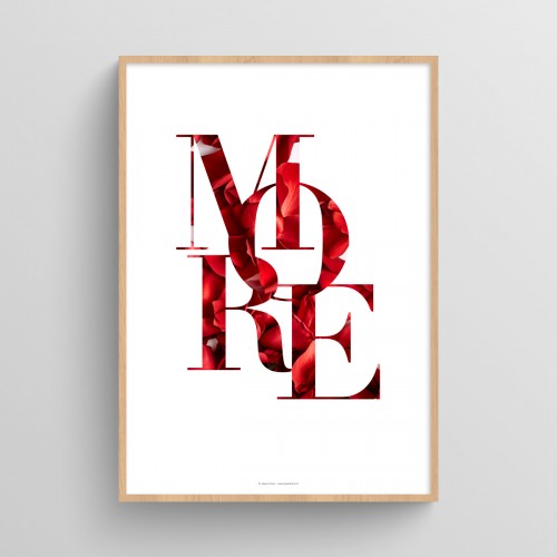 Affiche mot "More" citation typographie avec pétales de rose pour déco design